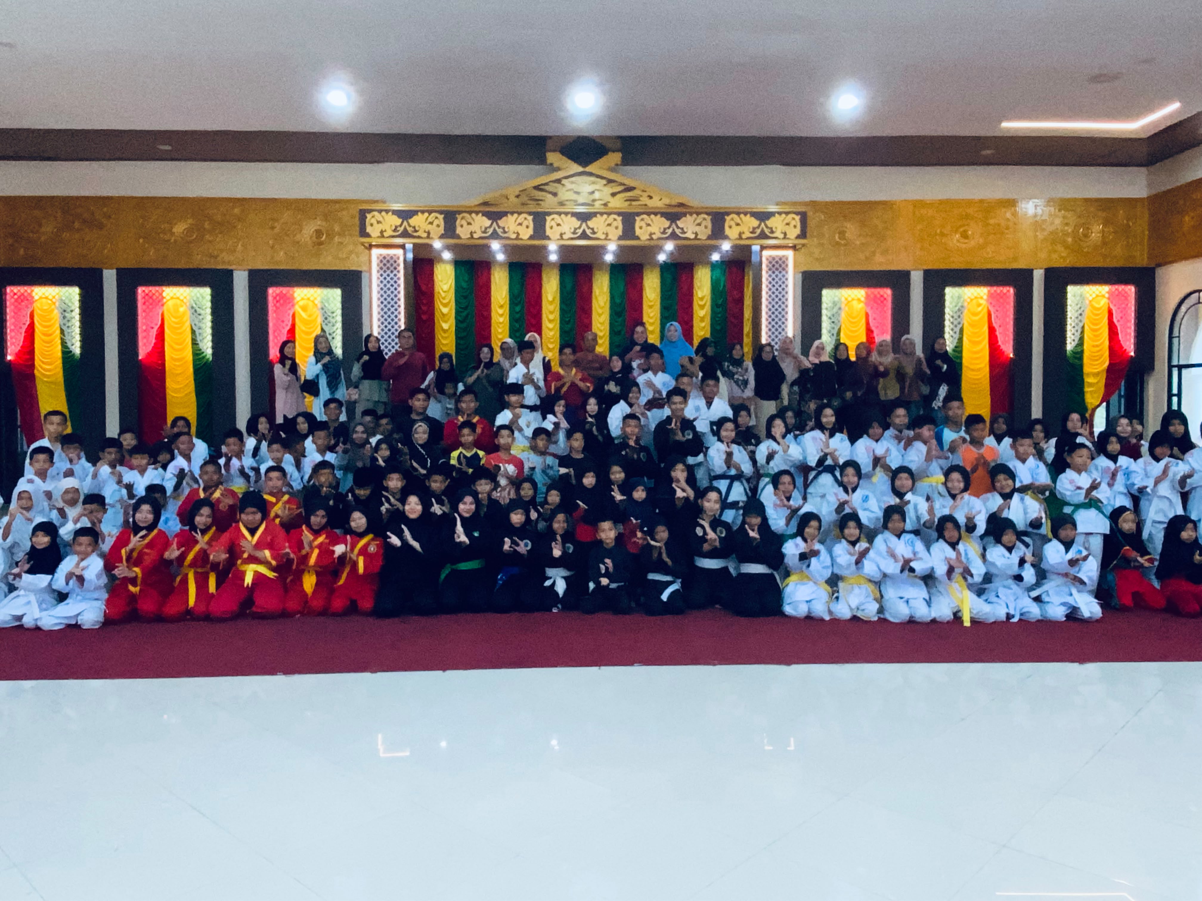 Pererat Persaudaraan, Para Pesilat Gelar Latihan Gabungan di Dalam Gedung LAM Bengkalis